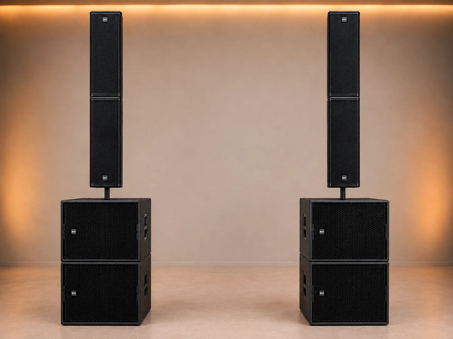 Dos torres de sonido PRODIBIZA con array vertical sobre subwoofer, montadas en una sala con iluminación cálida